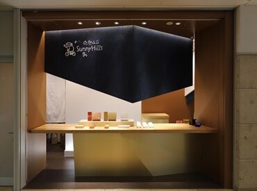 丸の内ビルディング内の店舗での勤務です！
ノルマ等はありません◎
段階的にお任せしていくので、少しずつ覚えていきましょう！