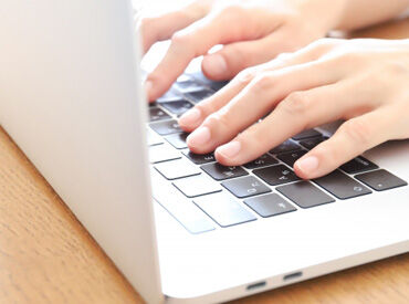 研修制度がしっかりあるので、「事務は初めて…」という方も大丈夫！
先輩がマニュアルを使いながら丁寧に教えます。