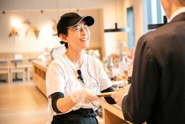 京都駅八条西口から徒歩約3分の好立地！
主婦(夫)さん・学生さん・シニアの方など、
幅広い世代が活躍しています◎