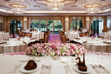 紹介元：株式会社深川　（紹介先：新浦安アートグレイス・ウエディングコースト） 先輩スタッフも、みんな未経験からのスタート♪
身につけた接客マナーは、今後もいろんな場面で活かせますよ。