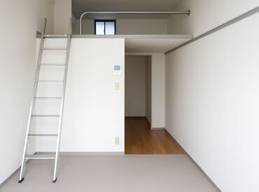 こちらが寮の写真です。
家賃3万円光熱費自己負担★ロフト付き1K寮!
エアコン、冷蔵庫、洗濯機、電子レンジ、布団など完備◎