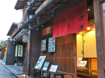 ＼当店で働く嬉しいポイント／
お仕事終わりに
舞妓さんのお座敷を楽しむことも♪
京都の観光地ならではの特典です◎