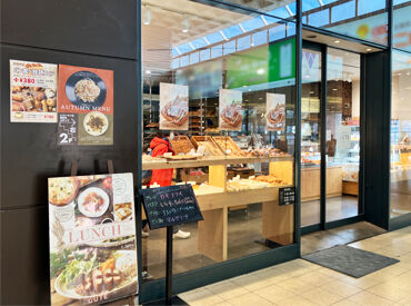 パン好きには嬉しい!スタッフ割引あり◎
焼き立てパンのいい匂い♪
全種類食べてお気に入りを見つけよう★
※全店で使えます!