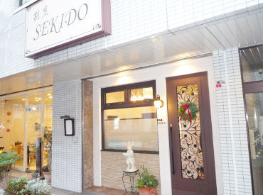 あざみ野　割烹SEKIDO お店は白を基調としたオシャレで穏やかな雰囲気！
座席数が16席でコース料理が中心のため、ゆったりとした環境で働けます◎