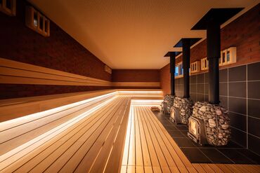 全国的にも珍しい、大規模な薪サウナも建設しました。
薪による自然な熱は心地よいもの。木が燃える音と香りもまた格別です。