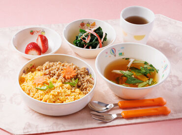 子どもたちの給食を作るお仕事です！ 
「食」を通して、
子どもたちの成長を見守ることができます♪