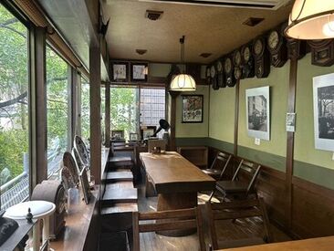 志津可　四代目江戸流鰻料理 店内は明るくキレイ、
そして風情あるたたずまい！
大きな窓からは季節の景色や
イルミネーションなどが楽しめます♪