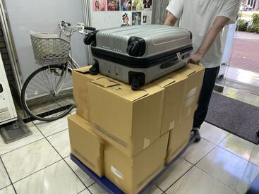 普段通りの姿で働けます♪
服装、髪型、髪色、ピアス、ネイルはぜんぶ自由！働きやすさ抜群(^^)/