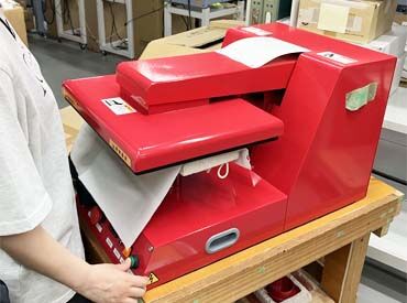 こちらは衣類にロゴやイラストをプリントする機械♪
一度コツを掴めば、操作自体はとってもカンタンです！
