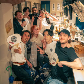 私たちと一緒に「焼肉七七四」で働きませんか？
京都の雰囲気を味わえる先斗町！
ネイル髪色自由で、あなたらしく働けます◎