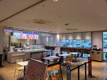 カフェ、サーティワン併設店舗となります！
土日祝いずれかの勤務必須！