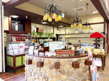 パティスリーアンジュ銀河モール花巻店 最初はお客様の選んだケーキをトレイに乗せるなど
簡単な接客からお任せします♪
少しずつ慣れていけばOK！サポ－トも充実◎