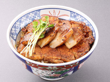 炭火焼き豚丼　まる家 シフトもピーク時のバタバタも、みんなで助け合って乗り切っています♪
「休んだら迷惑かけるかな…」と遠慮はナシ★