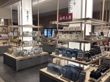 福岡空港店＊
九州の様々な名店が並ぶ空港店！
全国各地からのお客様数が多いので、
色んな方とコミュニケーションがとれます！