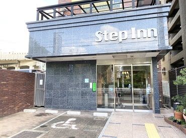 ステップイン 新大阪東口 幅広い世代のスタッフが活躍中♪
わからないところは、先輩STAFFがしっかりフォローします◎レギュラー勤務希望の方も大歓迎！
