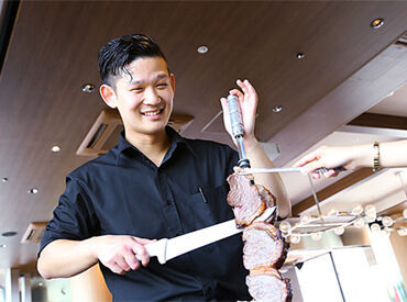 リオグランデグリル　横浜ベイクォーター まるでブラジル！？テーマパーク感満載！
仕込みから提供まで、
未経験からシュラスコのプロになれちゃう♪