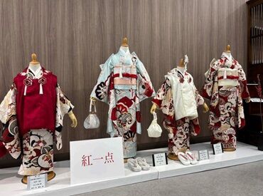 ▼始めやすい環境♪
髪型・髪色は自由で
ピアス、ネイル、ヒゲもそのままでOK！