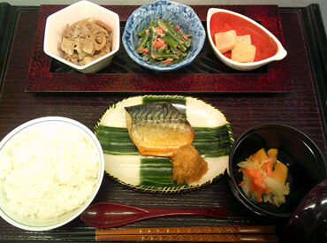 ＼経験や資格は不要★／
味噌汁やご飯を盛り付けたり、お皿を片付けたり…のシンプル作業◎
カンタンだからスグ覚えられますよ♪