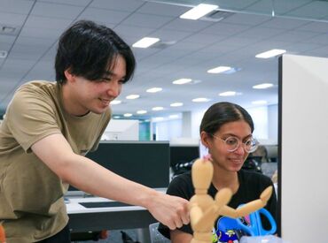 4割が外国人スタッフのグローバルな環境です！
海外企業とのやり取りもありますが、
英語の読み書きに抵抗がなければ問題なし◎