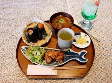 身だしなみは自由度高め！
服装/髪型/髪色/ピアス/ネイル/ヒゲ自由◎
※華美でない程度