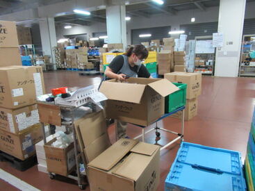 衣類を[探す] [詰める] ［値札をつける］などモクモクとできる簡単な軽作業ばかりです♪