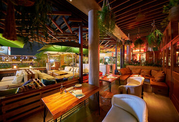 <20～30代のスタッフが多数活躍中！>
平日のお昼のみなど、スポットで勤務できる方や
主婦(夫)さんも歓迎します♪