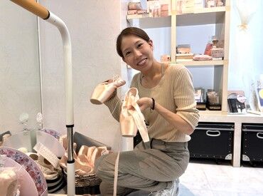 店舗すぐ側の事務所内での勤務です☆
バレエを観ることが好き、昔バレエをやっていた、そんなスタッフも活躍中です！