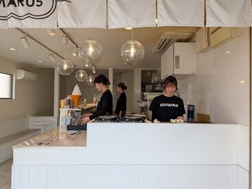 正社員もアルバイトさんも、幅広い年代の方が活躍中！
年齢の隔てなく、協力し合ってお仕事しています。