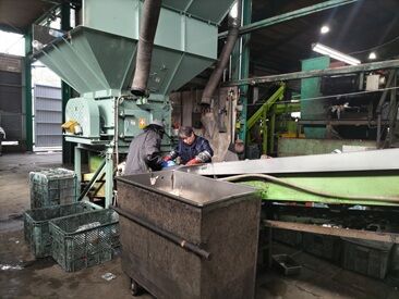 有限会社三功　第2リサイクルセンター ▼働きながら社会貢献
『活かせば資源、捨てればゴミ』の理念に従い
瓶・缶・ペットボトルのリサイクル作業を行っている会社です