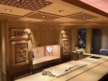 祇園 鮨 忠保 グルメサイトでも高評価の人気店!!
とっても気さくな大将さん♪
今いるStaffもみんな未経験スタート！
安心してご応募ください★