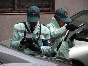 シンテイ警備株式会社　横浜支社（鶴見エリア）/A3203000105 2人一組で放置車両をチェックします。
第二の人生の新しい仕事や副業など、自分らしく働ける♪