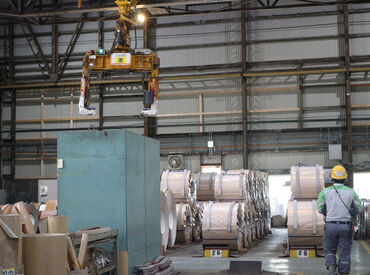 天井クレーンで鉄を移動して
梱包する作業をお願いします！
クレーン運転士の資格がない方もご相談ください♪