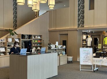 ゴルフ場ならではの、”接客＋事務”の
バランスがちょうどいいお仕事！
髪色自由&ネイルOKで、
おしゃれも楽しみながら働ける♪