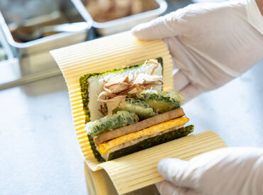 もくもく、ぎゅぎゅ、「はい、どーぞ！」難しい調理や作業は少な目◎だから、未経験でもしっかり活躍できるんです♪