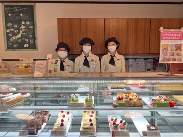 季節ごとに変わるケーキやレイアウトが楽しみ♪
ワクワクしているお客さんにつられて楽しくなれちゃいます！