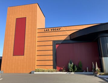 未経験スタートの男女STAFF活躍中♪
分からないこともスグに聞けて安心です◎
先輩STAFFが優しくサポートしますよ!!