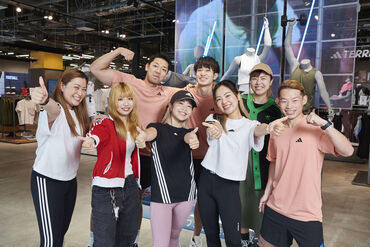 「スポーツが好き!」
「adidasを愛用しています!」などの
志望理由も大歓迎◎
フレンドリーな職場なので、
楽しく働けますよ♪