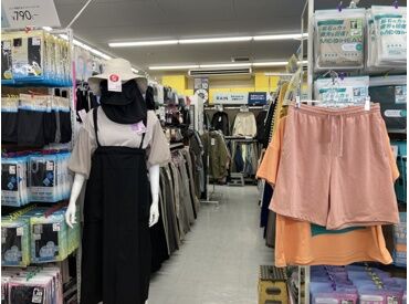 シンプル業務中心♪まずは笑顔で挨拶から◎話題＆人気の商品も最速でGETできるかも★基本は希望通りにシフトを組みます♪