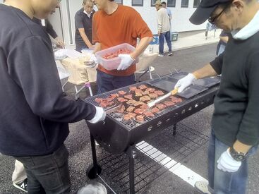 毎年3回、スタッフみんなでバーベキューを開催！
楽しい催し物もあり、職場の仲間と和気あいあいと交流できます♪