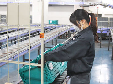 作業風景をチラ見せ！
流れてきた箱に貼ってある住所をチェック しているところ！
あとは行き先ごとに台車へポンと置いて完了★