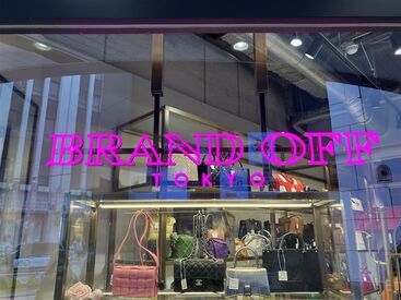 ＼国内外からお客様が来店／
毎日いろんな人と出会えて飽きない♪
ワクワク楽しみながら働きたい方に◎
※写真は新宿店です