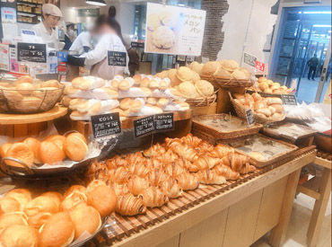 バイトデビュー大歓迎★
バイト後に授業を受けて、お昼は社割のパンを食べる♪という大学生も在籍◎