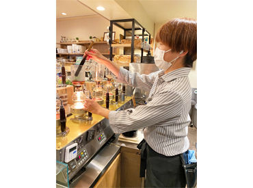 コーヒーの豊かな香りに包まれながら働きませんか？
ドリンクの作り方も丁寧にお教えします◎
シフトも柔軟で働きやすいです♪