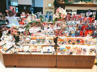 \初めての方も大歓迎!/
幅広い世代の男女スタッフが活躍中!
みんな仲良く働きやすい職場です◎