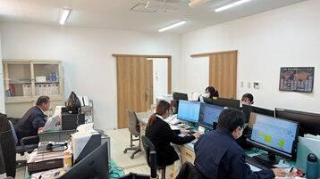 各自のデスクもあり◎
先輩が近いので安心してお仕事始められます♪