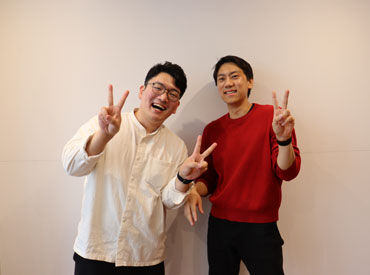 ＼超キレイな職場／
ソファーのあるリビングのような場所で会議をしたり◎
コーヒー・紅茶飲み放題、ウォーターサーバーも完備★