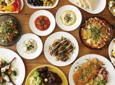 地中海・イスラエル家庭料理　Ta-imタイ—ム丸の内店【1401】 はじめは元気に
「いらっしゃいませ！」が言えればOK。
たくさんの仲間と一緒に協力しながら
ニコニコ笑顔でお仕事しましょう！