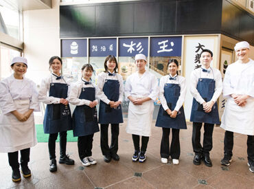 アルバイトが初めての方も大丈夫◎
分からないことがあれば何でも先輩へ相談してくださいね!