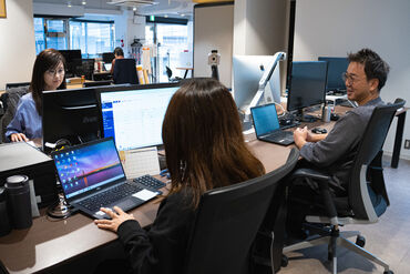 派手過ぎなければ、服装・髪色自由！
ネイル、ピアスなどもOKです！
オシャレしながら自分らしく楽しく働けます♪