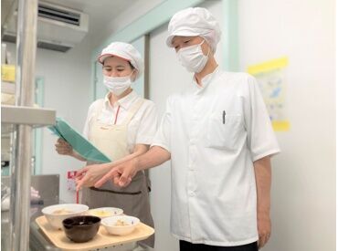 シダックスフードサービス株式会社　※勤務地：介護老人保健施設　あじさい 内厨房/351942 調理師や栄養士と連携し
みんなでお食事の調理をしています♪
お食事提供を通じて
皆様の食生活をサポートしましょう！